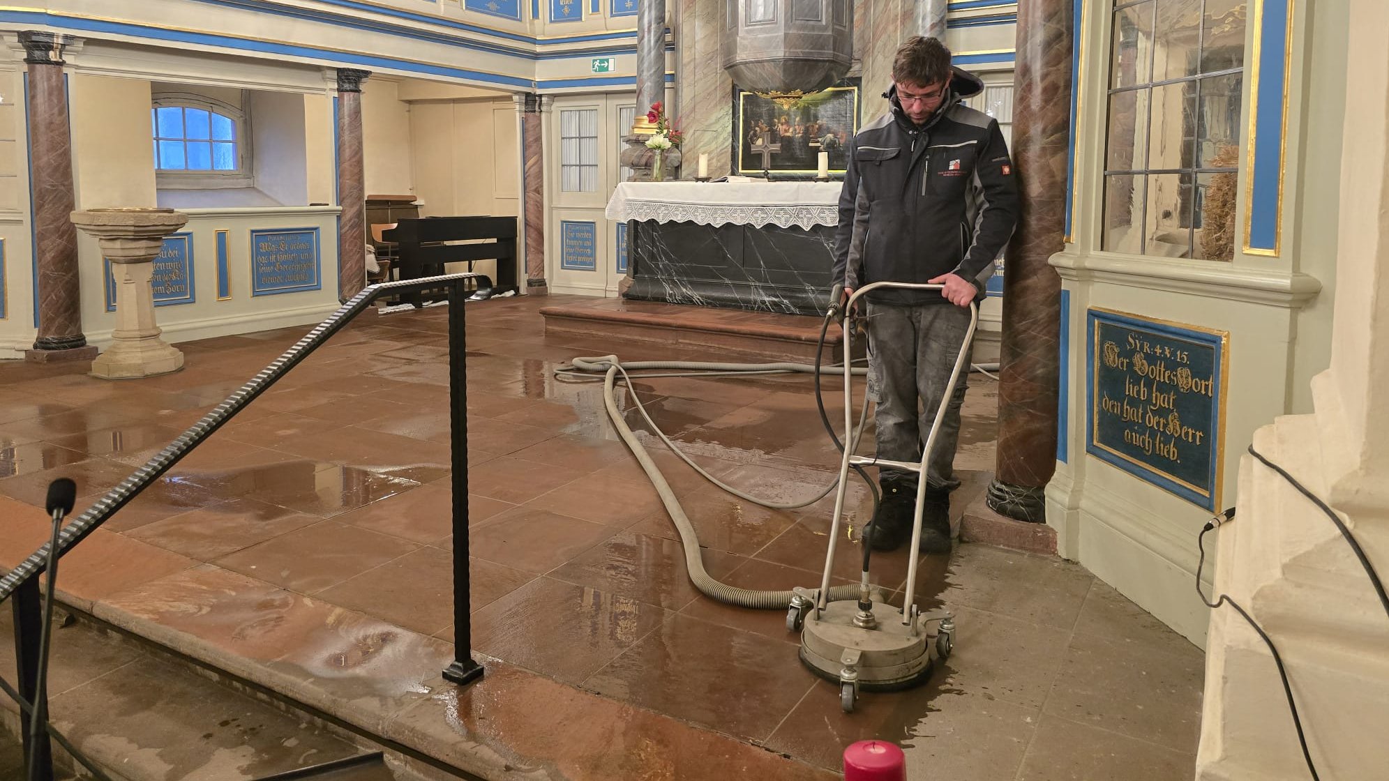 Natursteinboden-Reinigung in der ältesten Kirche Wiesbadens